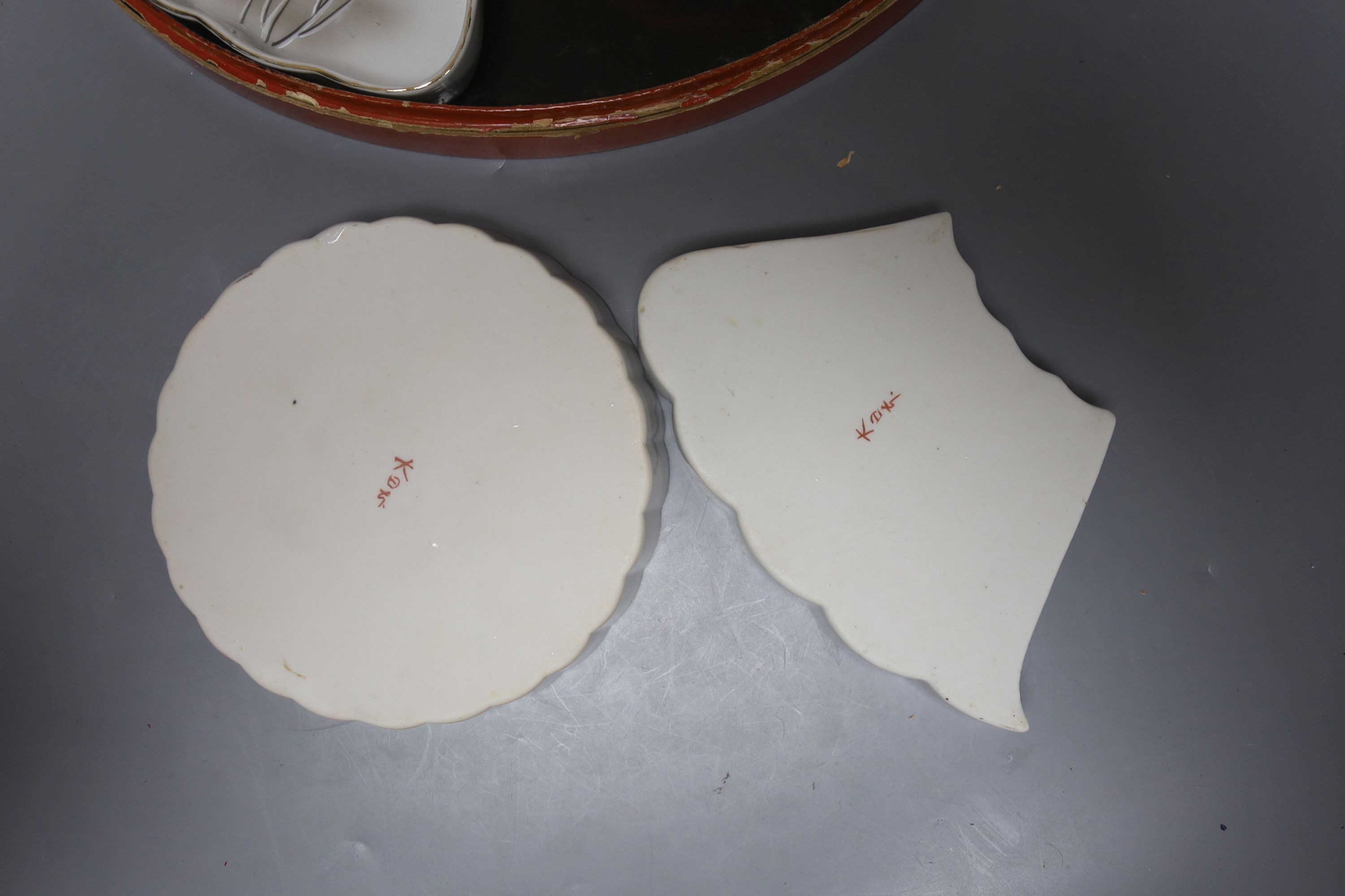 A Japanese porcelain 7 piece supper set in a lacquer box, 31.5cm